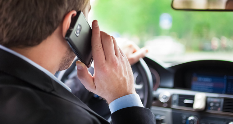 Um em cada cinco brasileiros afirma dirigir usando o celular