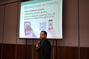 Marcus Carvalho, assessor de Comunicação do Conass, apresenta a Biblioteca Virtual do Conselho
